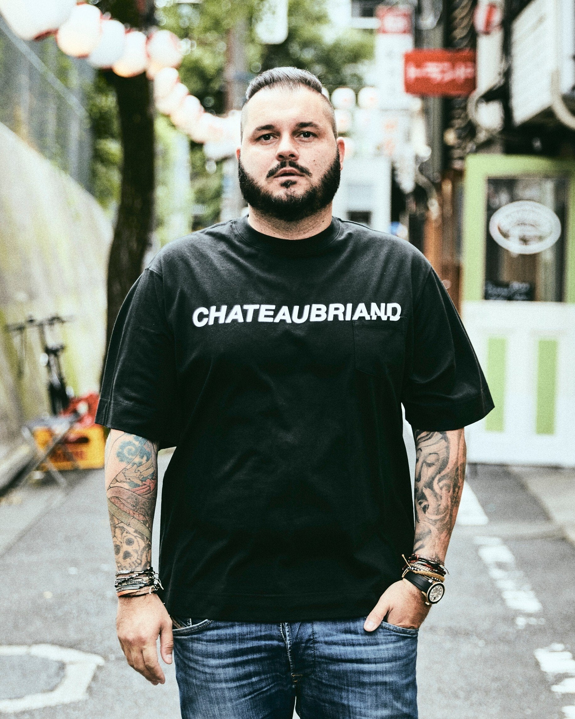 CHATEAUBRIAND ITALIC LOGO T-SHIRT BLACK